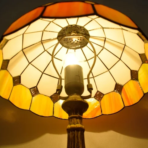 Настольная лампа Тиффани Mediterranean OFT804 Tiffany Lighting жёлтая белая 1 лампа, основание бронзовое коричневое металл в стиле тиффани орнамент средиземноморский фото 3