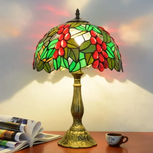 Настольная лампа Тиффани Grape OFT830 Tiffany Lighting разноцветная красная зелёная 1 лампа, основание коричневое металл в стиле тиффани виноград фото 2