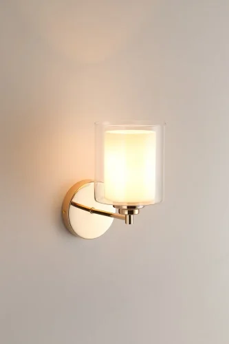 Бра Maximilian V2520-1W Moderli белый на 1 лампа, основание золотое в стиле современный 