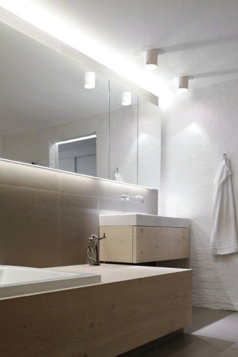 Накладной белый светильник для ванной комнаты