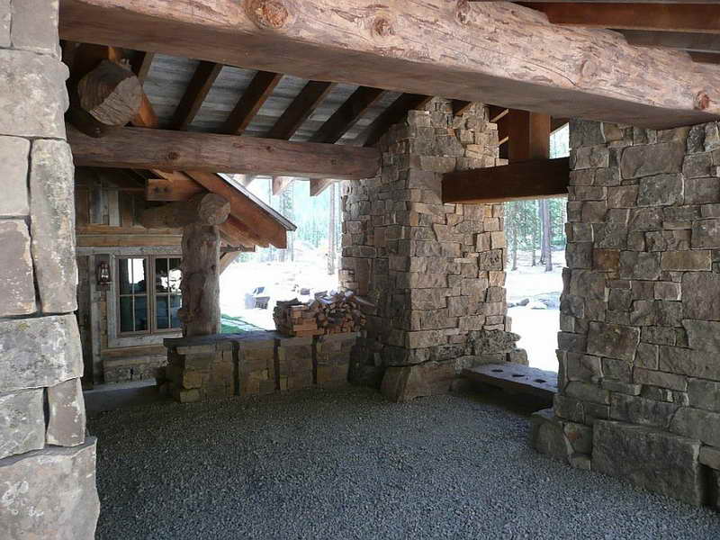 Дизайнерский загородный бревенчатый дом