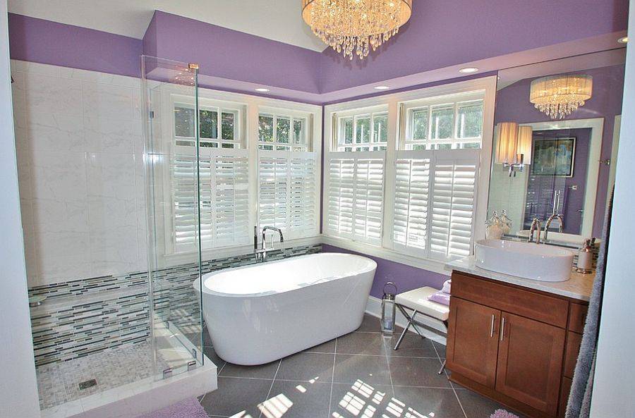 Стильные ванные комнаты в фиолетовых цветах с хрустальной люстрой
