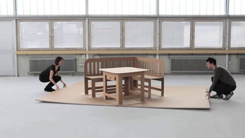 Необычный раскладывающийся картонный стол