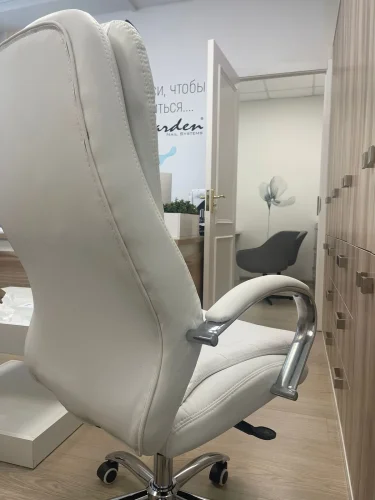 Офисное кресло для руководителей 108F-LMR LYNDON, цвет сиденья белый Dobrin, белый/экокожа, ножки/металл/хром, размеры - 1150*1200***670*670 фото 16