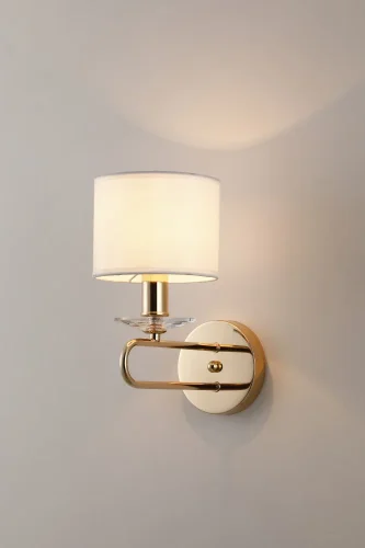 Бра Celestia V2630-1W Moderli бежевый на 1 лампа, основание золотое в стиле современный 