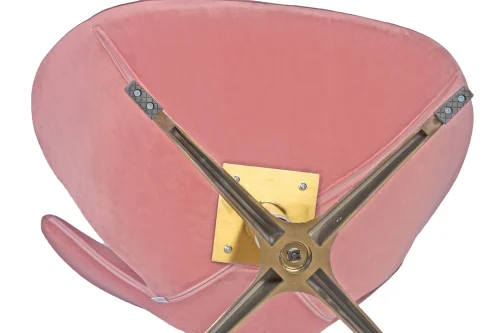 Кресло дизайнерское 69A-LMO SWAN, цвет сиденья розовый велюр BLUVEL52, цвет основания золотой Dobrin, розовый/велюр, ножки/металл/золотой, размеры - ****710*600 фото 12
