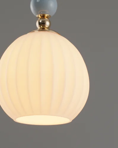 Светильник подвесной Charm V10902-P Moderli белый 1 лампа, основание золотое в стиле современный выдувное фото 3