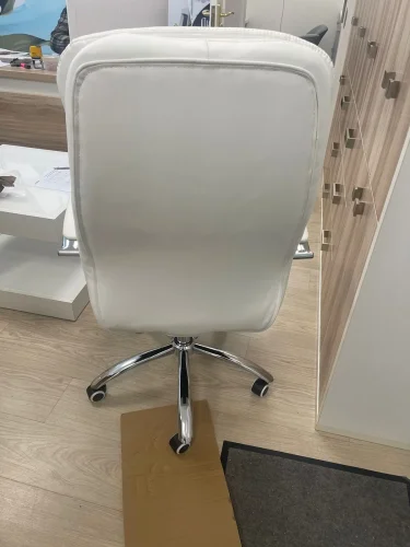 Офисное кресло для руководителей 108F-LMR LYNDON, цвет сиденья белый Dobrin, белый/экокожа, ножки/металл/хром, размеры - 1150*1200***670*670 фото 15