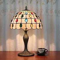 Настольная лампа Тиффани European OFT823 Tiffany Lighting бежевая разноцветная 1 лампа, основание коричневое металл в стиле тиффани орнамент