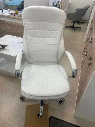 Офисное кресло для руководителей 108F-LMR LYNDON, цвет сиденья белый Dobrin, белый/экокожа, ножки/металл/хром, размеры - 1150*1200***670*670 фото 18