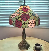 Настольная лампа Тиффани Rose OFT847 Tiffany Lighting розовая разноцветная красная 1 лампа, основание коричневое металл в стиле тиффани цветы