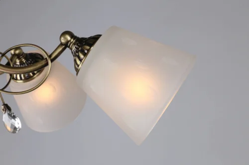 Люстра потолочная Larone OML-54607-05 Omnilux белая на 5 ламп, основание бронзовое в стиле модерн  фото 3