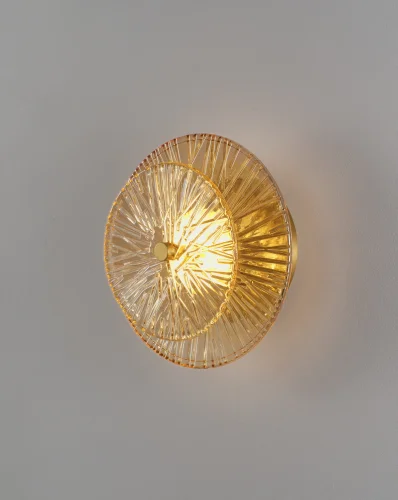 Бра LED Brass V11022-WL Moderli янтарный на 1 лампу, основание золотое латунь в стиле современный арт-деко 
